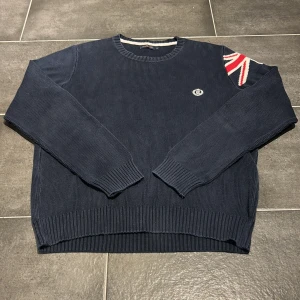 Henri Lloyd tröja med britisk flagga på ena armen - Riktigt snygg henri lloyd tröja storlek S som passar M, säljer då denna va för stor för mig, bra pris, 