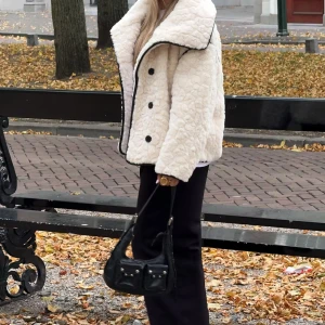 Vit teddyjacka från Gina Tricot - Helt ny jacka från Gina tricot med prislapp kvar! Aldrig använd 