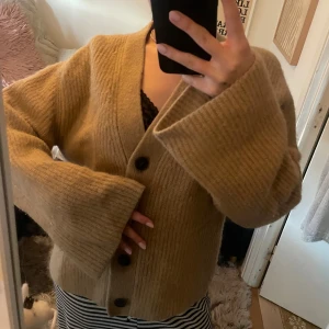 Stickad kofta &otherstories  - Mysig och fin stickad kofta från &otherstories! Beige/brun färg och bra skick, kommer ej till användning. 