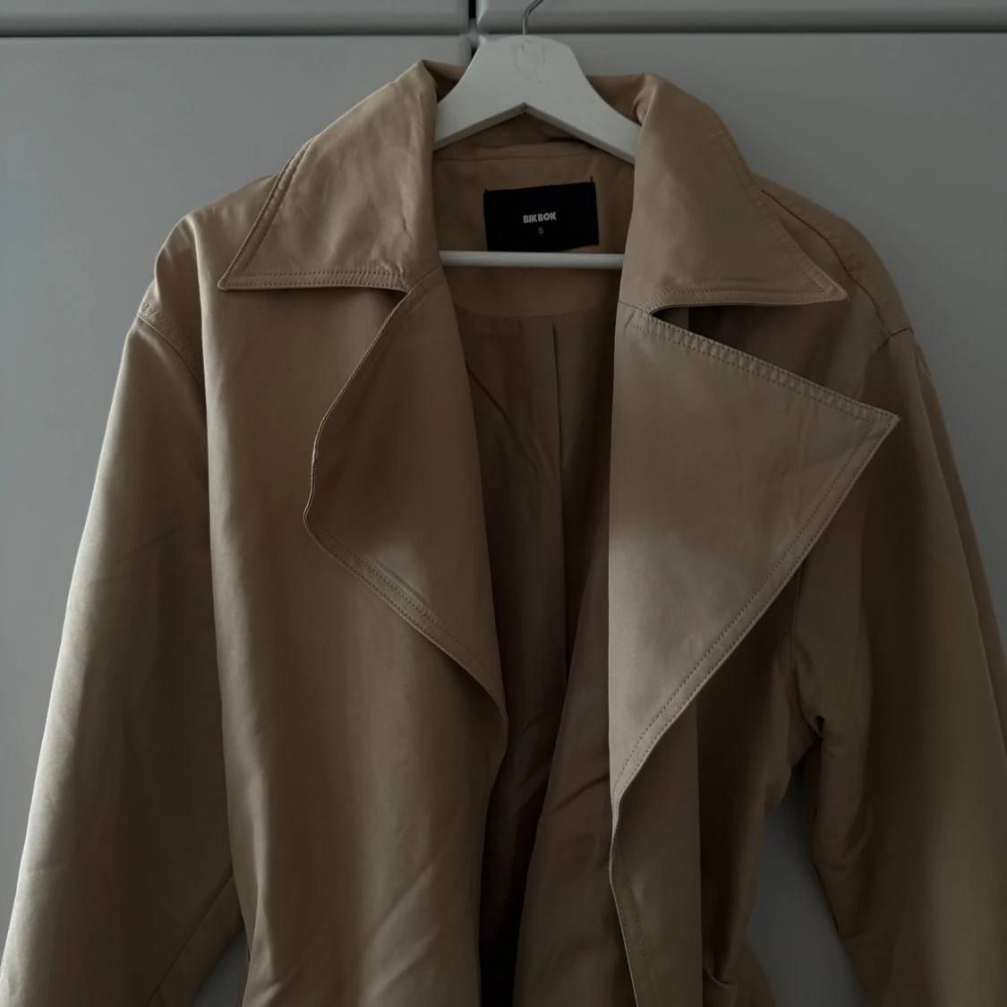 Beige trenchcoat från Bik Bok - 3