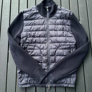 Moncler cardigan mörkblå - Tjena, säljer nu denna riktigt snygga och populära Moncler cardiganen i bra skick, finns små tecken på användning, hör av er vid frågor och funderingar🙌🤝