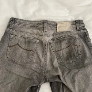 Jacob Cohën jeans - Säljer ett par gråa Jacob Cohën jeans. Storlek w34 men sitter som w32. Fråga om det är något ni funderar över!