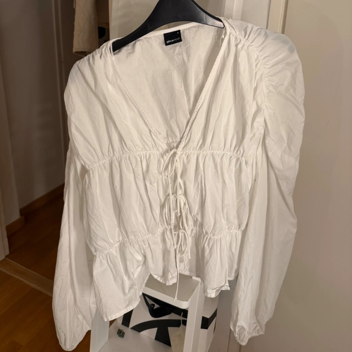 Vit blus med snörning från Gina Tricot