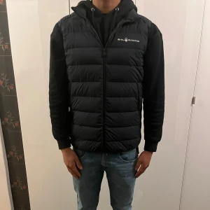 Sail racing väst  - Säljer en Sail racing väst i storlek S men passar en person mellan 180 till 190. Pris kan diskuteras 