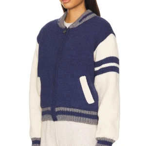 Blå och vit stickad bombejacka/kofta - Alla lappar kvar helt ny Från steve madden helt slutsåld storlek L men liten i storlek ord pris 1700 Snygg stickad kofta bomberjacka i blått och vitt med grå detaljer. Jackan har ribbade muddar, två fickor och sportiga ränder på ärmarna. Perfekt för dig som gillar en avslappnad och trendig look. Långärmad och med dragkedja framtill.