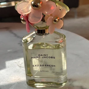 Daisy Eau So Fresh Spring 75ml - Daisy Eau So Fresh Spring från Marc Jacobs. En färgglad och lekfull parfym i 75 ml flaska, perfekt för dig som vill sticka ut med en ikonisk design och fräsch känsla.