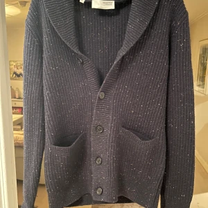 Svart cardigan  - Fet svart cardigan perfekt till hösten och vintern. Kan användas som tröja/overshirt och över tröjor och nästan som en jacka med dess värme. Storlek S, men passar även M. Märket är select Homme och är intill aldrig använd. Köpt för runt 8-900