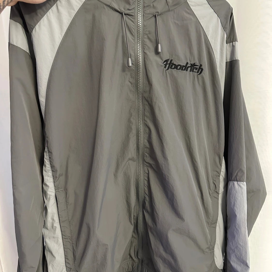 Grå dressset från HOODRICH - 2