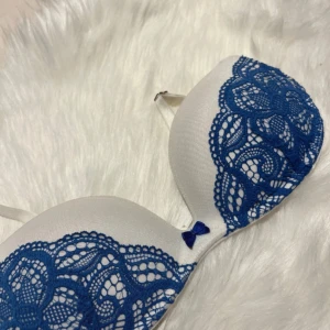 Intimissimi bh Gioia - Så söt Intimissimi bh! Råkade köpa fel storlek och hann inte lämna tillbaka, därmed i så bra skick och endast använd mycket fåtal gånger! I modellen Gioia med perfekt push up 💕