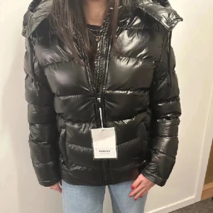 Monclerliknande jacka - Säljer nu denna jackan då jag har skaffat en ny, den är i bra skick och har endast använts några gånger under vintern, priskappen sitter inte kvar och snörerna är även borttagna! köpt för 1500
