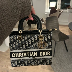 Christian Dior svart handväska - Jätte snygg väska från dior som ja köpte på Vinted så har inget kvitto från köpet därför de låga priset💕den är inte använd så mycket så finns inga defekter alls, hör av er vid frågor eller intresse