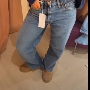 Sååå snygga wide jeans - Säljer ett par ljusblå loose fit jeans med rak passform och låg midja.. Klassisk femficksmodell i denim med knapp och dragkedja fram. Snyggt avslappnat snitt som ger en chill vibe. Perfekt till sneakers eller boots.