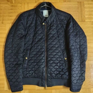 J.Lindeberg Jacka - Jacka från varumärket J.Lindeberg till salu. Väldigt bra skick inga skador/slitningar. Storlek L, väldigt bekväm. Hör av er vid intresse eller funderingar!  PRIS KAN DISKUTERAS