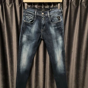 Replay anbass hyperflex  - Replay anbass hyperflex - skick 9/10, mycket fint skick - stl 30/32 men passar w28/w29 - extremt fet wash på dessa jeans! - nypris 2000kr - hör av er vid frågor 