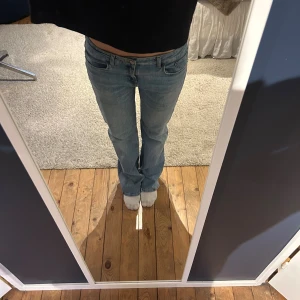Raka jeans  - Raka jeans Zara i storlek 40, sitter lite oversized! Bra skick, förutom att de är något slitna i nertill.
