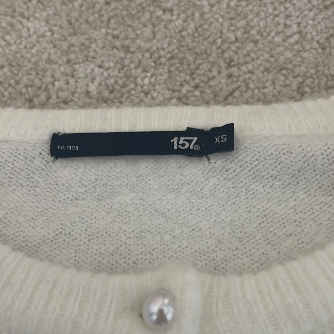 Vit kofta med pärlknappar från 157 - 1