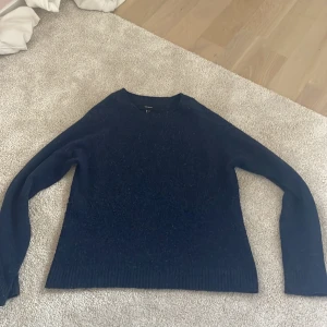 Mörkblå stickad tröja från Vero Moda - Mysig mörkblå stickad tröja från Vero Moda i storlek S. Tröjan har rund halsringning, långa ärmar och ribbade muddar vid ärmslut och nederkant. Perfekt för kyliga dag. Pris kan diskuteras 