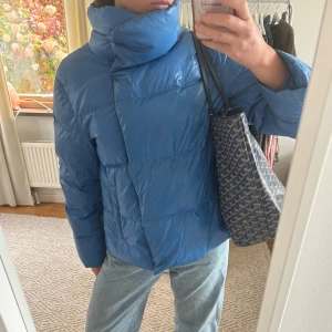 Vinterjacka äkta dun  - Säljer denna superfina dunjacka från Gerry Weber i väldigt bra kvalité! Jackan har en puffad look, hög krage och långa ärmar, och är av äkta dun. Den håller värmen mycket bra och är vattenavvisande. Den är i toppenskick (däremot en fläck på kragen, kolla sista bilden, men det syns knappt då den är in mot kroppen). Nypris är 2 370kr. Bara att skriva om du har några funderingar ❣️❣️