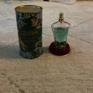 Jean Paul Gaultier Le Beau Paradise Garden Eau de Parfum -  Le Beau Paradise Garden Eau de Parfum  från Jean Paul Gaultier. Snygg och unik flaska med tropisk design. Perfekt för dig som vill sticka ut med din parfym. Det är en 75ml flaska ca 85-90% kvar. Ny pris 900kr