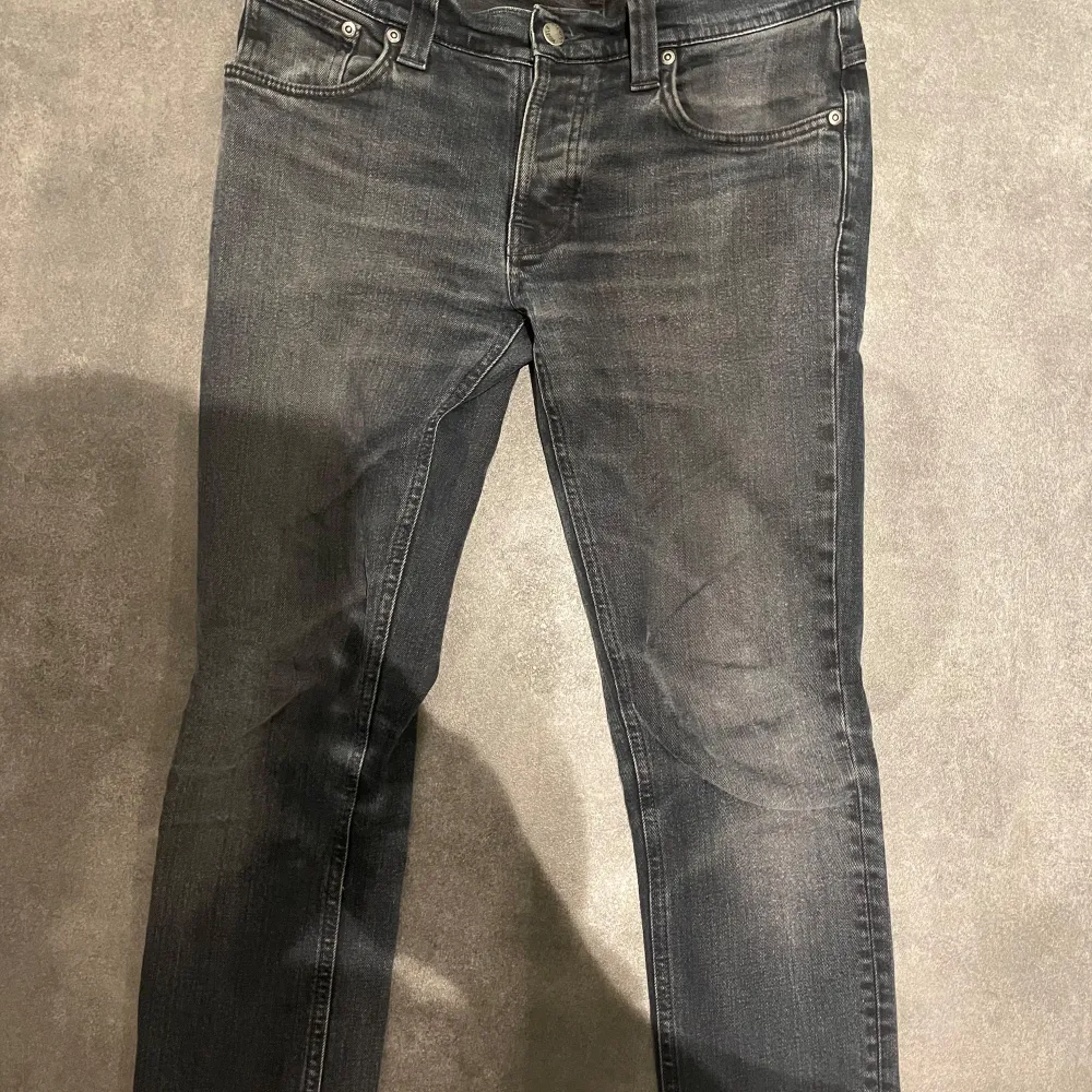 Snygga nudie jeans i använt skick. Lite noppriga på låret. Skulle säga att de sitter mer som 32 i längden.. Jeans & Byxor.