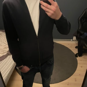 Massimo dutti cardigan - Säljer nu denna feta stickade cardigan från Massimo dutti. || Skick: 9/10 || Färg: Marinblå || Storlek: M ( men sitter som S ) Hör gärna av er vid frågor. 🤩