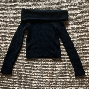 Off-shoulder tröja - En svart off-shoulder tröja från hm. Säljer pga att den inte används. Den är i bra skick och har bara använts ungefär två gånger.