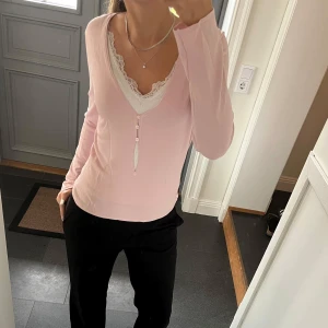 Rosa urringad tröja - Rosa topp från Lior i storlek M, passar även S. Man behöver ha ett linne under då den är väldigt urringad. Fint skick.
