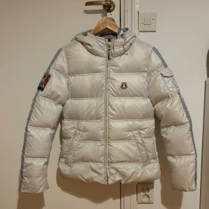 Pufferjacka  - Säljer den här vinterjackan då den inte kommer till användning. Bara att skriva om du har några funderingar🫶🏻✨