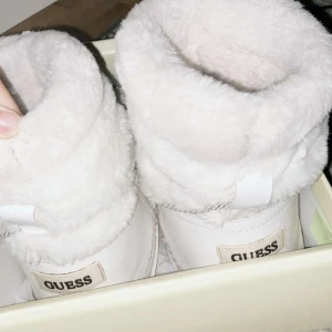 Guess vinterskor  - Jättefina vinterskor, som endast används en vinter.   Nypris: 1600 men säljer den för 900