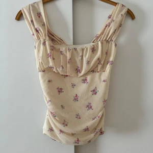 Gul blommig topp - Gul blommig topp Gina Tricot ☀️