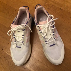 Adidas sport skor - Adidas dam skor som är i bra skick och har används fåtal gånger inomhus. Skostorlekar är 40 eu eller 9us. Namn på skorna är ZX 2K BOOST PURE SHOES.