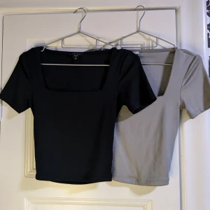 2 pack t-shirts med rektangulär urringning  - FRAKTEN ÄR INRÄKNAD I PRISET!  Figurnära,rektangulär urringning, stretchig, "crop top", luftig, lite isollerande