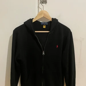 Polo Ralph Lauren - Säljer för den är för liten Storlek 160 Billigare vid snabb affär  Fråga om du har några frågor 