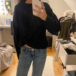 Marinblå stickad tröja  - Hur snygg? Och den är så skön med ett relativt bra sick. Den är lite nopprig🤩🥰Perfekt nu till hösten/vintern🍁📚🍂