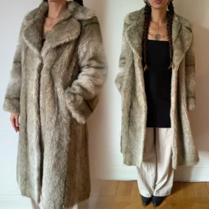 long vintage faux fur  - Otrolig vintage fuskpäls💎 fint skick bortsett från små hål i innerfickan. Jag på bilden är strl 38/M och 171cm lång🧚🏻