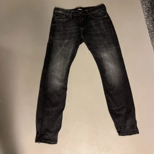 Replay byxor - Feta Replay jeans som är använda enstaka gång!! Storlek 31/34 men är uppsydda på längden så passar som 32 också! Kom gärna med frågor och priset kan diskuteras!🤗