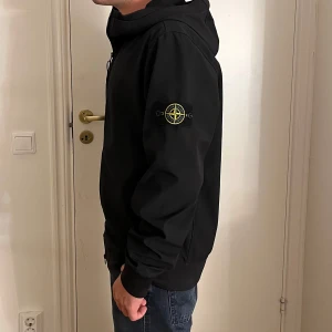 Stone island jacka - Jackan är använd cirka 5 gånger och är i topp sick, kvitto och allt följer med.