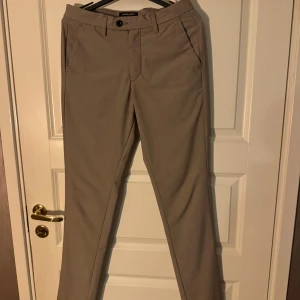 Jack&Jones chinos  - Mycket fint skick  Skick 9/10 Använda 1 gång  Storlek: 27:32 
