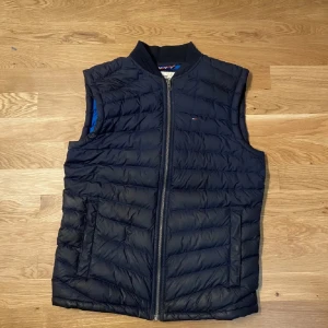 Tommy Hilfiger väst  - Sjuuukt feeet Tommy Hilfiger väst i storlek M  Säljer den då jag ej använder den längre  Pris ej hugget i sten hör av dig vid minsta lilla fundering🏆🏆🏆