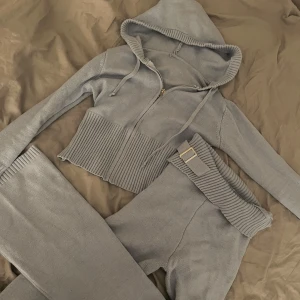 stickat set xs blått  - blått stickat sett likande catania, stl s men passar xs också. Fint skick  finnas några noppror. vet inte vart det är ifrån då lapparna är borta 💕