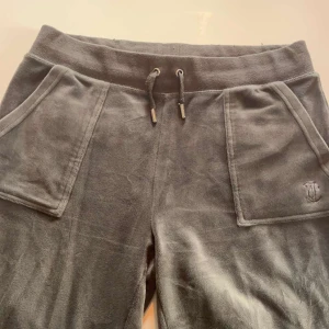 Gråa juicy couture byxor - Säljer 1 par äkta juicy couture byxor i storlek M fint skick, använda ett par gånger. Frakt tillkommer 