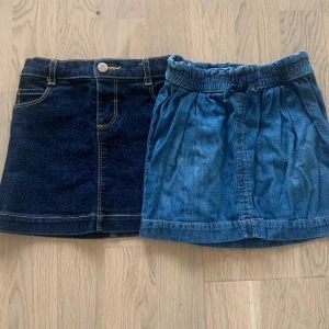 Kjol Barn - Två jeanskjolar i mycket fint skick. Säljes tillsammans för 50kr eller för 30kr st. 