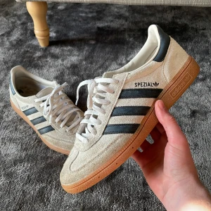 Adidas spezial - Säljer dessa supersnygga adidas spezial i storlek 43 1/3. Passar 43. Färgen är (alumina/core black/ftwr white) Skick enligt bild. 