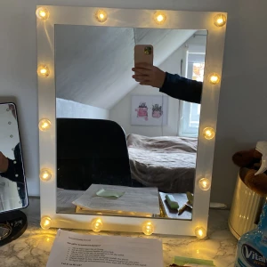 Spegel med lampor - Simpel och Funkar precis som den ska💕
