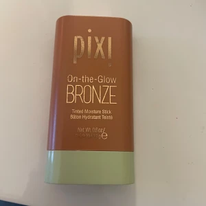 Pixi On-the-Glow Bronzing Stick - Säljer en Pixi On-the-Glow Bronzing Stick i nyansen RichGlow. Denna återfuktande bronzer ger en varm och glödande finish till både ansikte och kropp. Perfekt för att skapa dimension och lyster. Enkel att använda och smidig att ta med sig. Använd fåtal gånger❤️