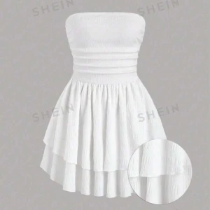 Vit axelbandslös klänning från Shein - Säljer en superfin vit axelbandslös klänning från Shein. Den har en smickrande passform med rynkade detaljer upptill och en luftig kjol som ger en härlig sommarkänsla. Perfekt för både halloween  fest och midsommar! 🌸