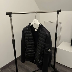 Moncler cardigan  - Säljer denna moncler cardigan som kostar ca 9000 nypris köpt i Danmark kom privat för kvitto och andra frågor 