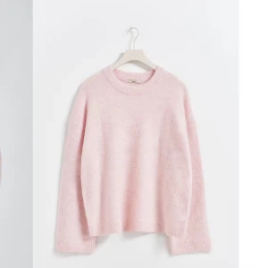 Stickad tröja - Säljer denna så fina stickade tröjan ifrån Gina Tricot. Den är använd några gånger men inget som direkt syns. Säljer pågrund av att den inte kommer till användning. Skriv för fler bilder