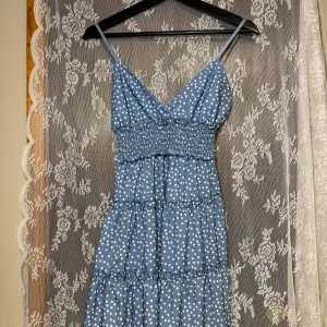 Sommar klänning - Sommarklänning köpt i Spanien, knappt använd och i bra skick. Storlek s 💙