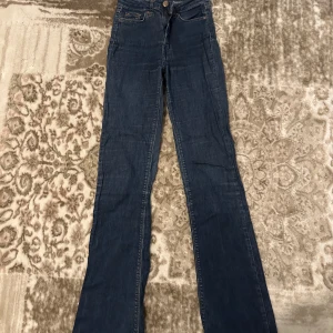 Utsvängda jeans  - Älskar färgen, men vill sälja den här jeansen för att jag har köpt en ny men matrialen är jätte skön och ha på sig